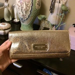 Beautiful gold color MK, dresses up any outfit.