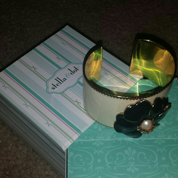 Kelly Cuff bracelet :) in Ivory!