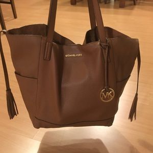Michael Kors xl grab bag! Michael Kors xl grab bag!