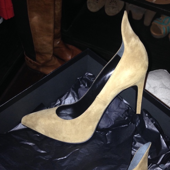 Saint Laurent camel suede pumps
