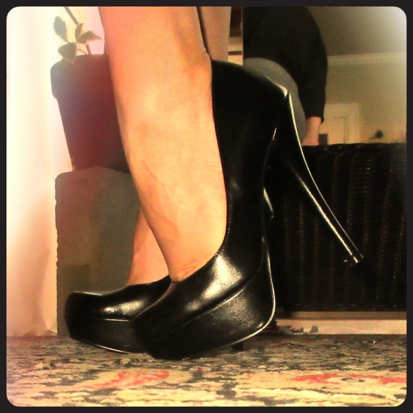 🚫SOLD🚫 Black 5 inch heels 👠