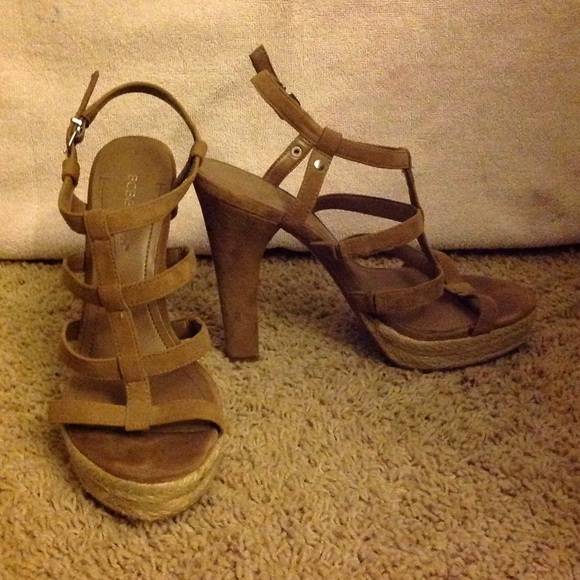 BCBG tan heels - Picture 1 of 3