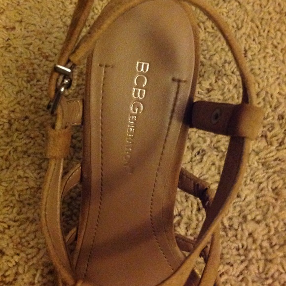 BCBG tan heels - Picture 2 of 3