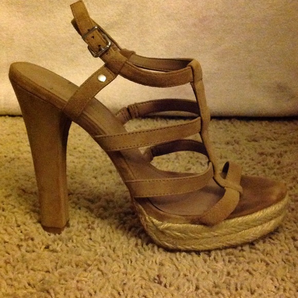 BCBG tan heels - Picture 3 of 3