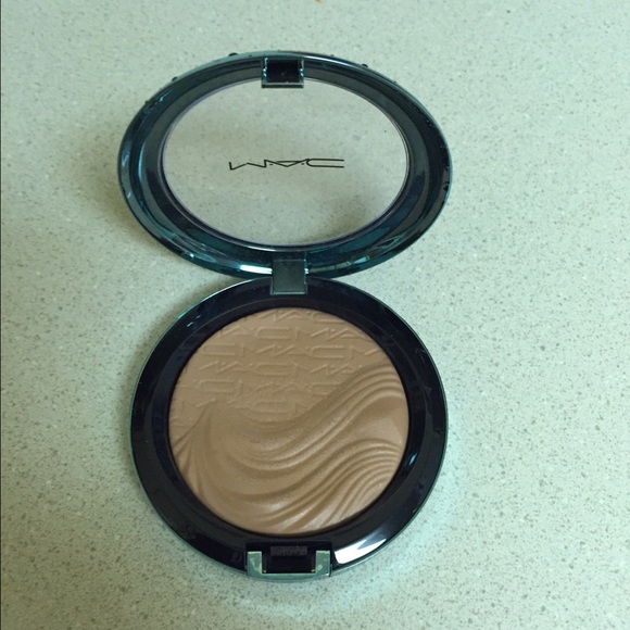 MAC Aphrodite’s Shell Extra Dimension Bronzer