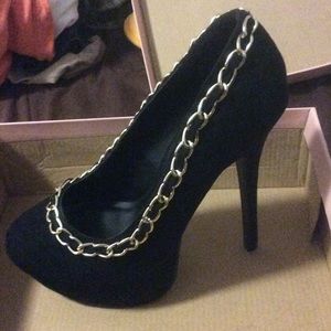 🌟NEVER BEEN WORN BLACK HEELS WITH GOLD CHAIN🌟