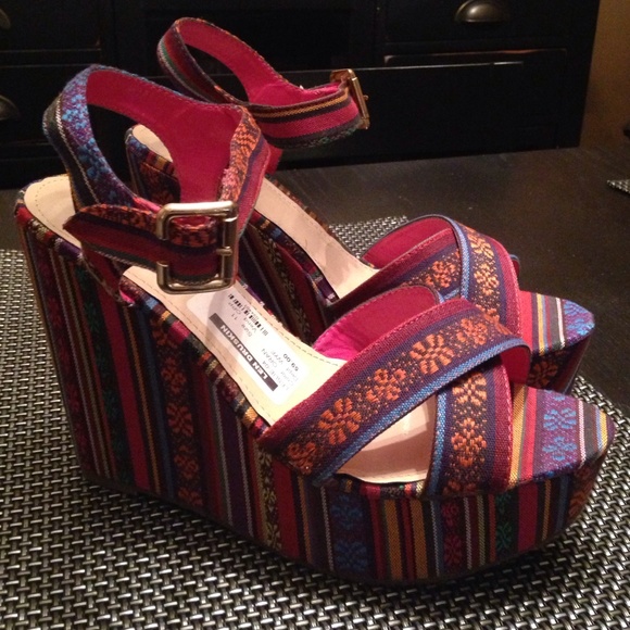 NWT Breckelle's Striped Sandal Platform