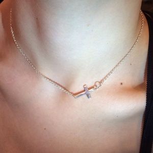 Side cross necklace