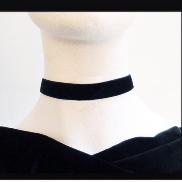 Black velvet choker