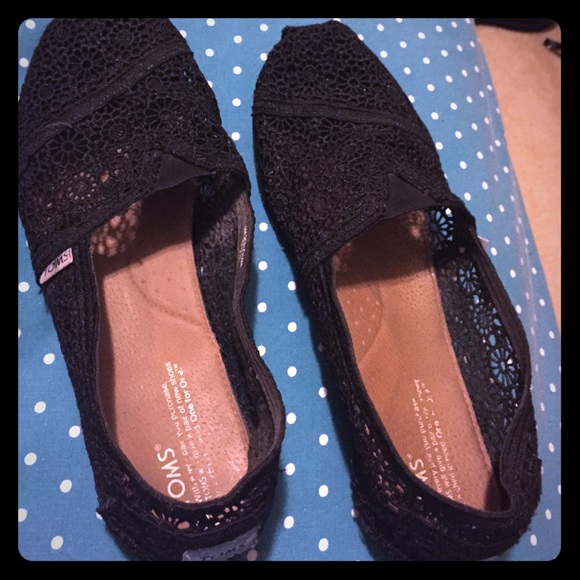 Black knit toms size 11
