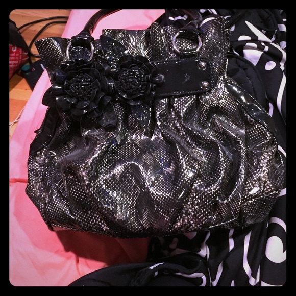 A really cute handbag with a lot of space& pockets