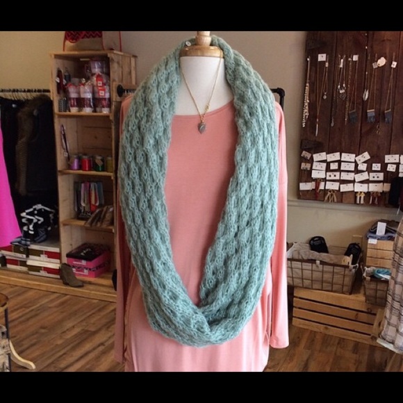 Wire wrapped dainty arrow head necklace - Picture 2 of 2