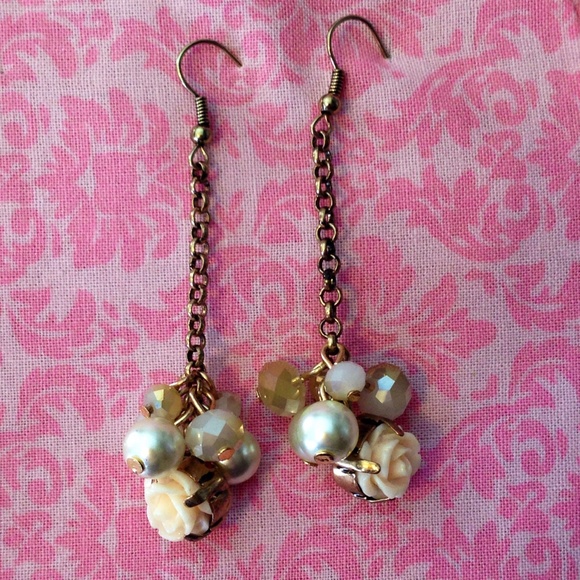 🚫NFS Bundled🚫 Sweet pearl & rose dangly earrings