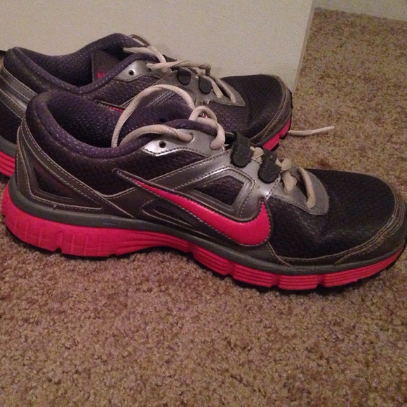 Nike Dual Fusion tennis shoes.