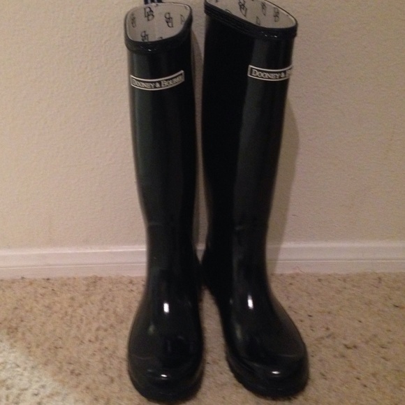 Dark blue Dooney & Bourke rain boots