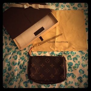 🎀🎀Louis Vuitton small wristlet 🎀🎀