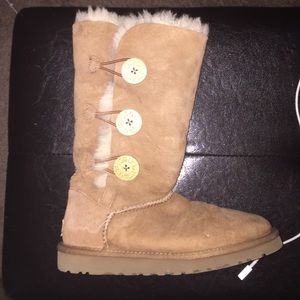 Kids Bailey button triplet UGG boots size 5