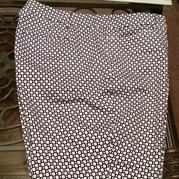 Black and white cropped pant with cuffs