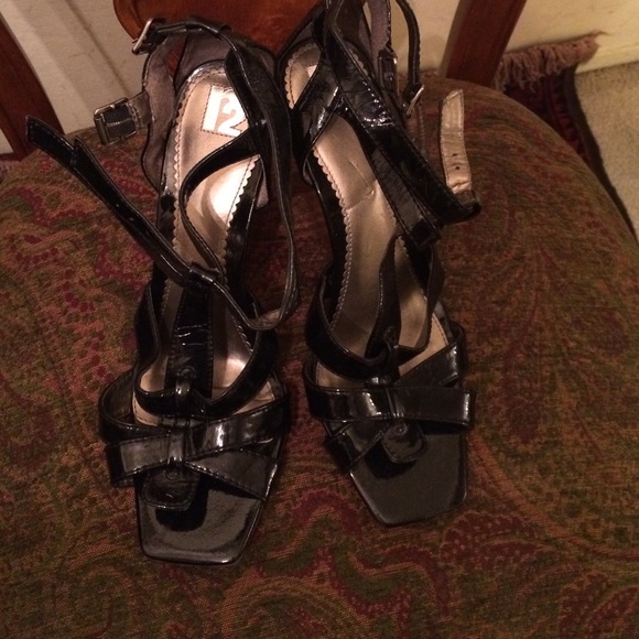 R2 black patent. wedge sandal