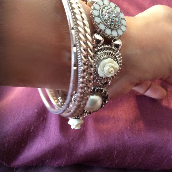 🌺Beautiful Stretch Fantasy Art Flowers Bracelet🌺 - Picture 2 of 3