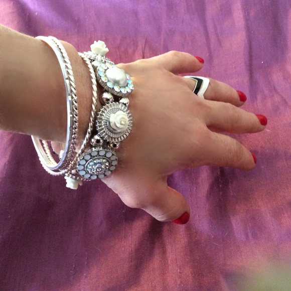 🌺Beautiful Stretch Fantasy Art Flowers Bracelet🌺 - Picture 3 of 3