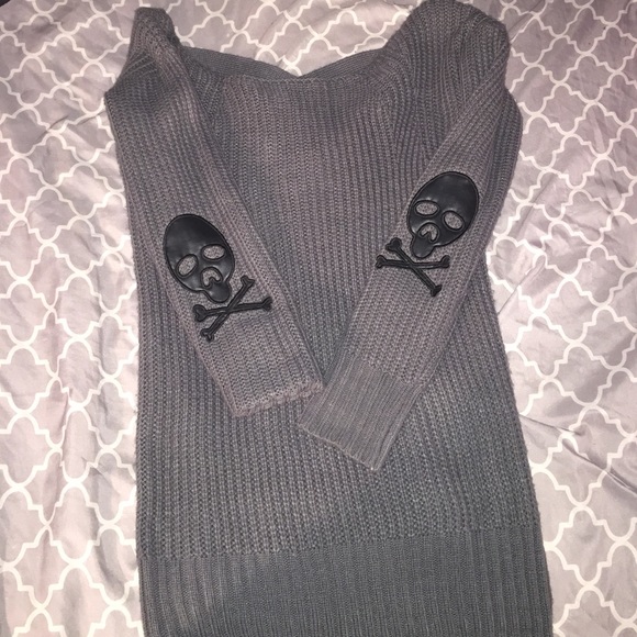 Cute grey sweater, skulls and crossed back