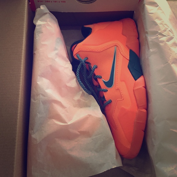 SOLD❗️Lebron XI Youth size 2- never used