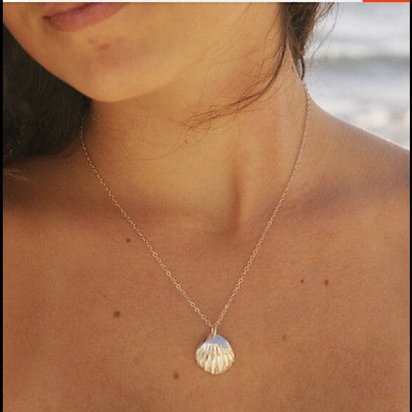 Jewelry - Beautiful silver scalloped shell necklace.