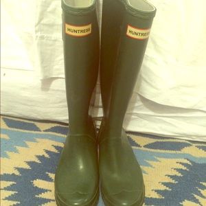 Huntress rain boots