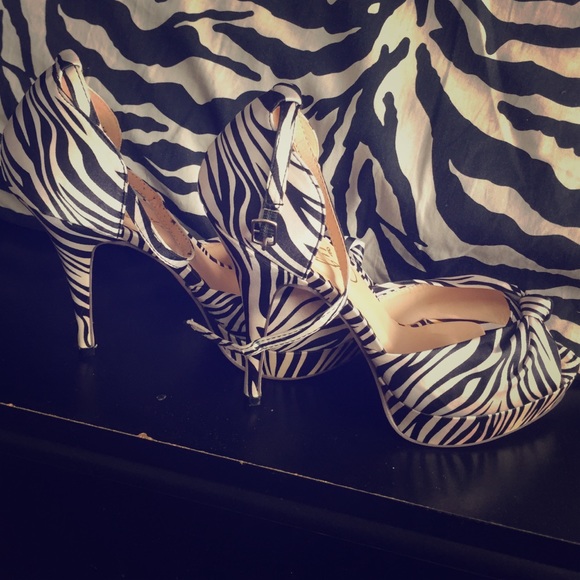 Zebra!!! Buckle goes around the ankle!