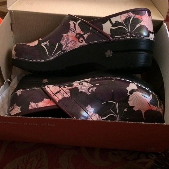 Koi Sanita clogs too small for me.