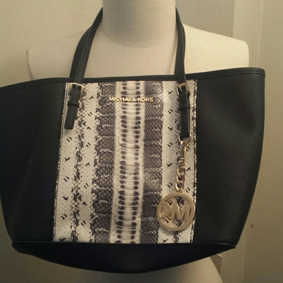 Almost BRAND NEW MK bag!