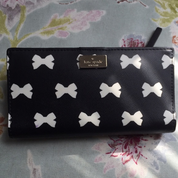❗️️SOLD ❗️Like new Kate spade Stacy bow wallet
