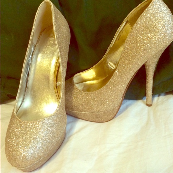 Sparkly gold pumps!