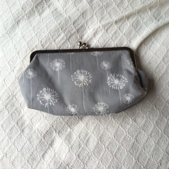 Gray dandelion pattern clutch