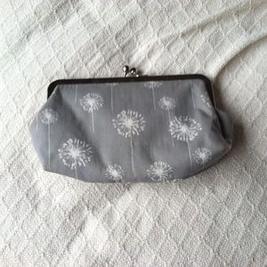 Gray dandelion pattern clutch