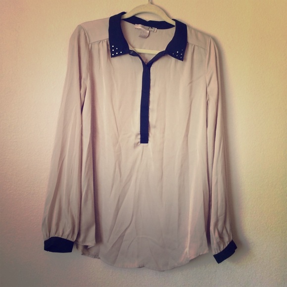 3 for $15 🥳 Satin Studded Collar Top