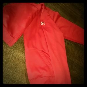 Red Under Armour med hoodie