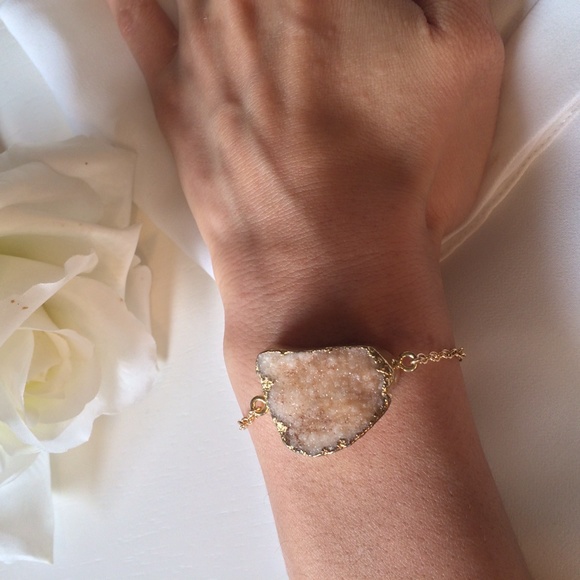 •SOLD• Peach Druzy Stone Gold Bracelet✨ - Picture 4 of 4