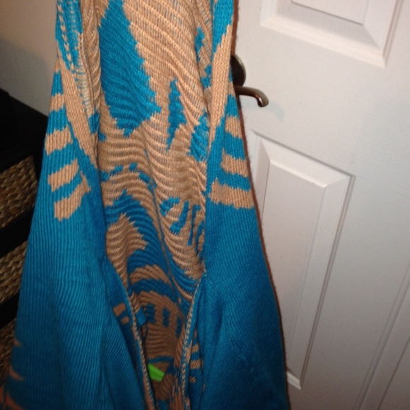 Vestique size medium poncho - Picture 3 of 4