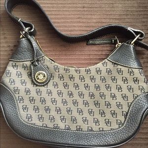 Dooney&bourke signature bag in navy leather trim