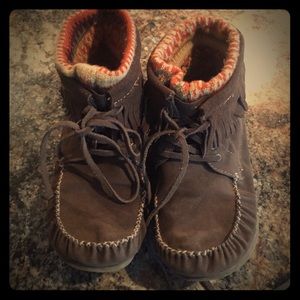 Brown leather moccasin boots Aztec fur