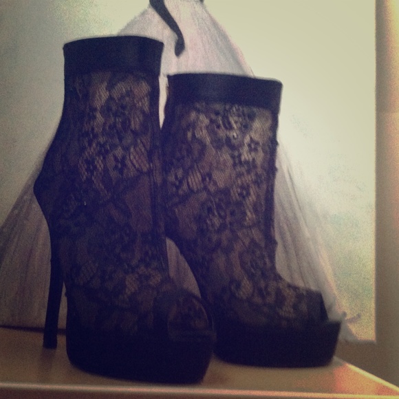 Lace pencil heels