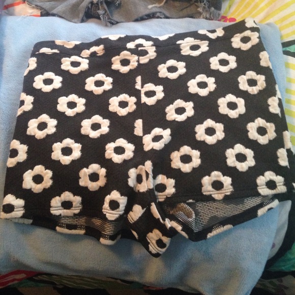 BUNDLE! billabong hat and Pacsun sunflower shorts!