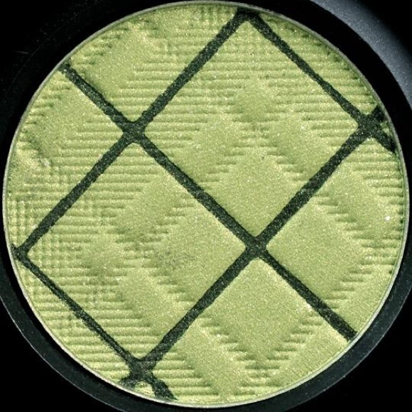 • MAC mega eyeshadow •