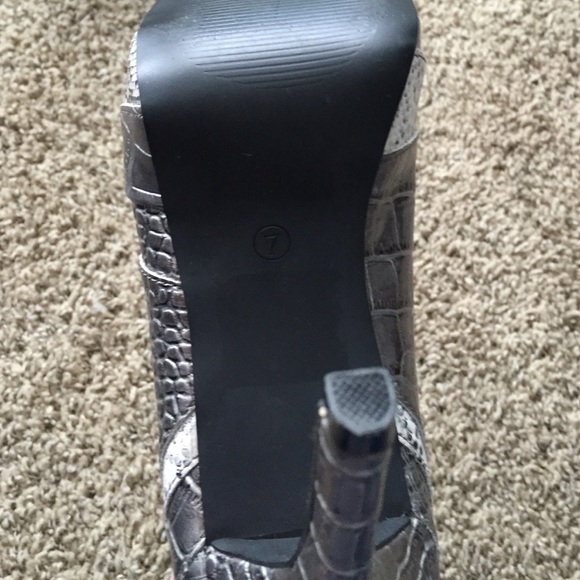 Heels - Picture 4 of 4