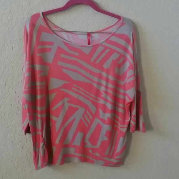 Large cute top w/small hole in front