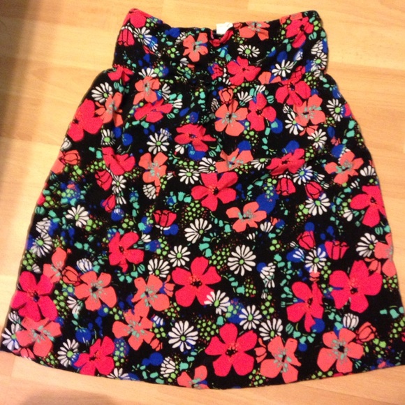 Dresses & Skirts - never worn could be used for swimsuit cover up💕