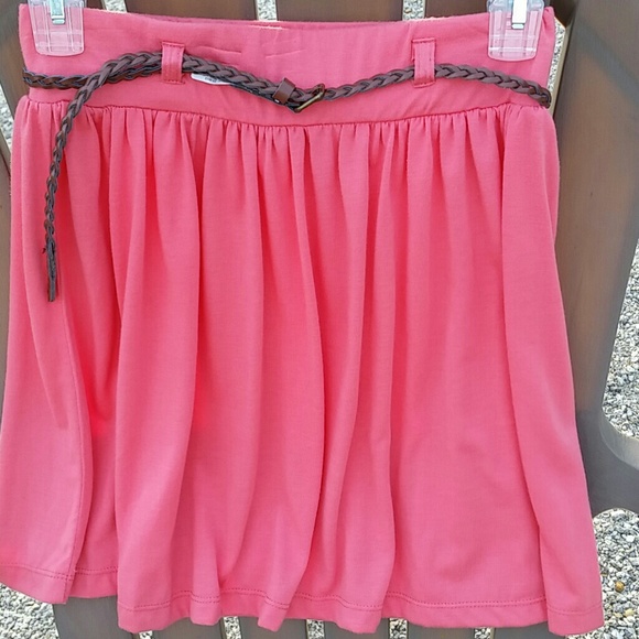Brand coral skirt with brown belt nwot. Sz M