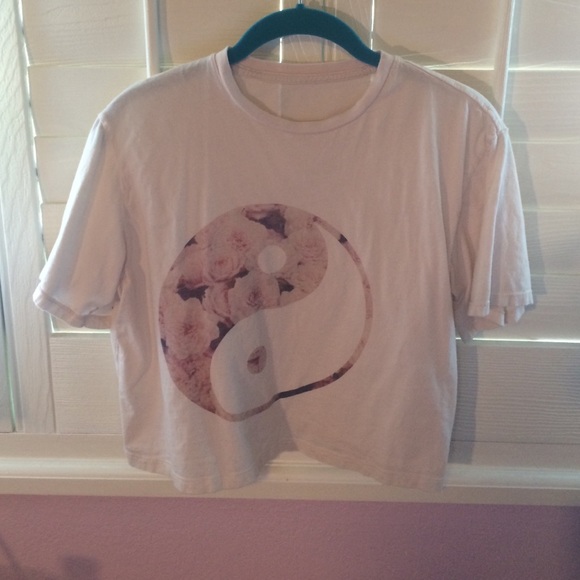 cropped floral ying yang tee